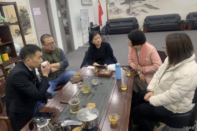 与基地负责人会谈